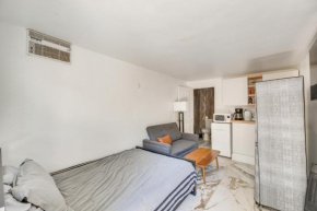 Sherman Oaks Hideaway Lush Grounds, Shared Pool!